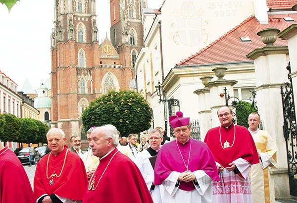  Procesja wyruszyła spod rezydencji arcybiskupów wrocławskich pod tablicę, a stamtąd do katedry 