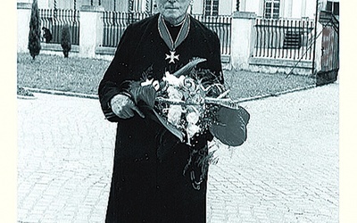 Jedno z ostatnich zdjęć trzebnickiego dziekana – z Krzyżem Komandorskim Orderu Odrodzenia Polski przyznanym przez ówczesnego prezydenta RP  Lecha Wałęsę