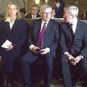  Jean-Claude Juncker (w środku) wielokrotnie opowiadał się za jedną europejską armią. Podczas odbierania Nagrody Mostu podkreślał, że tylko taka armia może zapewnić Europie pokój wywalczony przez poprzednie pokolenia