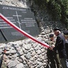  Tablicę upamiętniającą sprawiedliwych Ukraińców umieszczono na murach miasta. W maju została uroczyście odsłonięta i poświęcona. Na zdjęciu: tablicę odsłania Izydor Budzyna