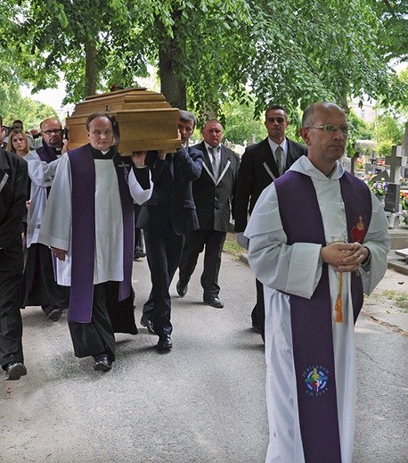 Sławno, 12 czerwca: Pięciu braci Górskich niosło trumnę z ciałem swojej matki Urszuli. Wśród nich trzech księży. Od tyłu: Robert, Marcin, Jacek (dominikanin) 