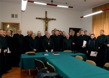 Po wręczeniu nominacji neoprezbiterzy ze swoimi proboszczami stanęli do wspólnej fotografii z bp. Henrykiem Tomasikiem