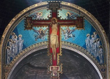 Krzyż nad ołtarzem