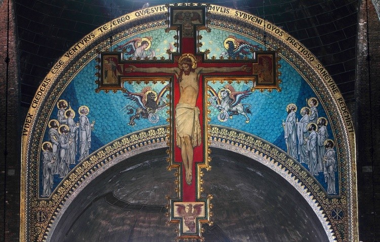 Krzyż nad ołtarzem