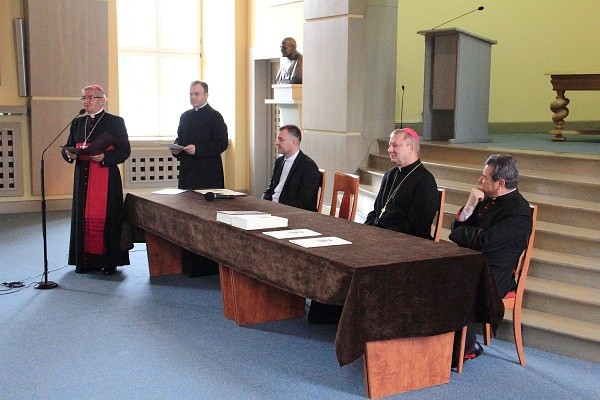 Wręczenie dekretów do pracy w nowych parafiach