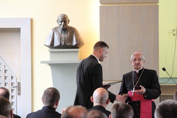 Wręczenie dekretów do pracy w nowych parafiach