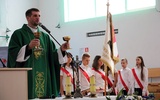Ks.Tomasz Jackowski sprawuje Mszę św. w szkole w Janowie