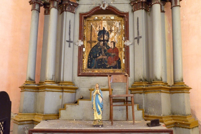 Sprofanowana ikona MB Śnieżnej w ołtarzu głównym