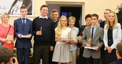 Bp Roman Pindel i dyr. Anna Tomanek-Puda z najlepszymi absolwentami i ich rodzicami.
