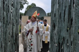 Bp Andrzej Jeż przechodzi przez Morze Czerwone