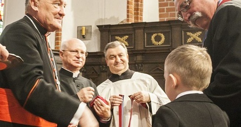 Dziennikarz, organista, wolontariusze