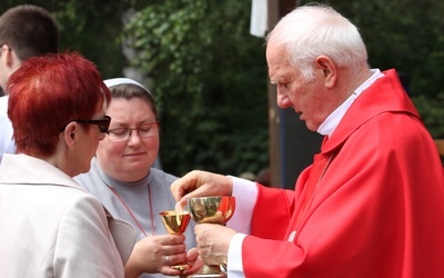 Podczas Eucharystii wierni przyjmowali Komunię św. pod dwiema postaciami