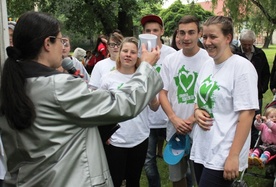 18-te urodziny Karoliny Debner z "Nadziei" były dodatkową okazją do wspólnej zabwy w parku Rosta