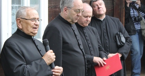 Wśród wspominających bpa Jana Pietraszkę byl także ks. prałat Stanisław Jasek, emerytowany proboszcz z Buczkowic