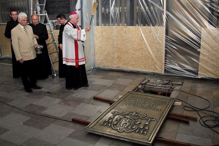 Bp Andrzej F. Dziuba święci miejsce prac konserwatorskich