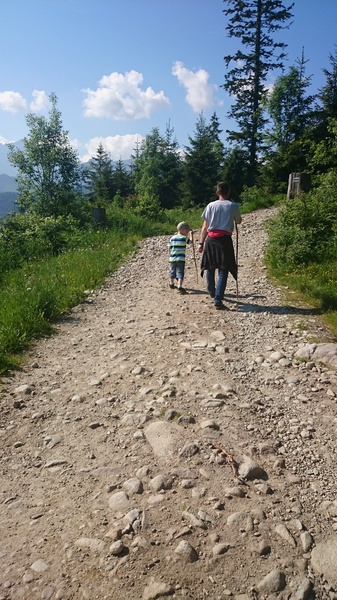 Zakopane, szlak z Wierch Poroniec na Rusinową Polanę. Tata Andrzej z synem Patrykiem