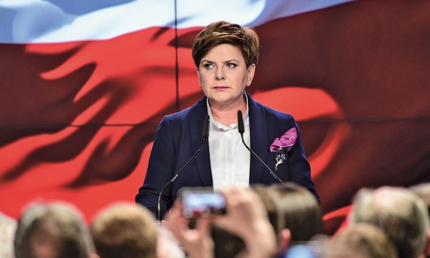 Beata Maria Szydło jest kandydatką PiS na premiera i wiceprezesem tego ugrupowania. Przez 7 lat była burmistrzem gminy Brzeszcze. Ukończyła studia w Katedrze Etnografii na Wydziale Filozoficzno--Historycznym UJ, a także studia podyplomowe w Szkole Głównej Handlowej w Warszawie i w Akademii Ekonomicznej w Krakowie. Ma męża i dwóch synów.
