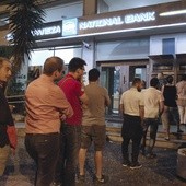 Tylko jednego dnia – 27 czerwca Grecy wypłacili ze swoich kont 600 mln euro. Na zdjęciu kolejka do bankomatów w Atenach
