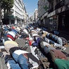 Piątek na jednej z ulic Paryża. Meczety nie mogą pomieścić wszystkich modlących się, więc muzułmanie praktycznie paraliżują ruch w wielu  paryskich dzielnicach 