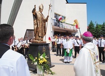 Pomnik św. Jana Pawła II – dar rodziny Sobutków