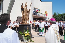 Pomnik św. Jana Pawła II – dar rodziny Sobutków