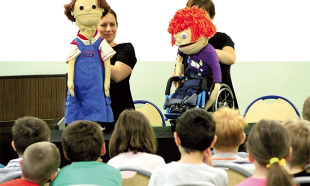  Dzieci ze Szkoły Podstawowej nr 83 we Wrocławiu szybko zaprzyjaźniły się z Tomkiem, podobnie jak jego kukiełkowa koleżanka Matylda 