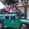  Prowadzenie imprezy w iście amerykańskim stylu! S. Kazimiera na dachu hummera z dziećmi