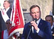 – Jestem tutaj, by pochylić głowę przed ofiarami, rannymi, ich rodzinami – mówił przyszły gospodarz Belwederu