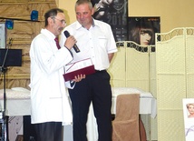 Tadeusz Kępka (z lewej) przygotował i prowadził program kabaretowy