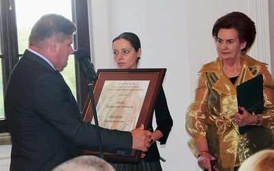Małgorzacie Bernatek medal „Pro Masovia” przekazał Leszek Ruszczyk. Z prawej Grażyna Łuba