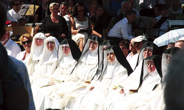 Obecnie w klasztorze zamieszkuje 15 sióstr. Kiedyś zamknięte w klauzurze, dziś coraz częściej biorą udział w uroczystościach z udziałem świeckich  
