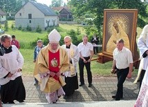 Powyżej: – Peregrynacja to jeszcze raz wypowiedziane przez Maryję słowa, które usłyszeliśmy w Kanie Galilejskiej: „Zróbcie wszystko, cokolwiek wam powie” – mówi abp Wojciech Ziemba