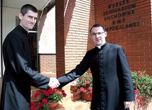 Ks. Łukasz Gawrzydek (po lewej) i ks. Tomasz Stępniak 6 lat spędzili razem w seminarium. Teraz dzielić ich będzie 100 km