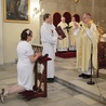 Pani Weronika stanęła na ślubnym kobiercu w eleganckiej, białej sukience. Towarzyszyła jej rodzina, przyjaciele i parafianie