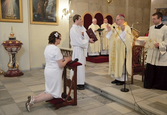 Pani Weronika stanęła na ślubnym kobiercu w eleganckiej, białej sukience. Towarzyszyła jej rodzina, przyjaciele i parafianie