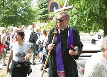 U kresu pielgrzymki widoczne na twarzach zmęczenie miesza się z radością. Na zdjęciu ks. dziekan Zbigniew Ciapała, proboszcz morążskiej parafii Trójcy Przenajświętszej