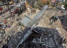 Samolot spadł na domy - już 141 ofiar