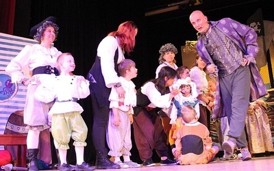 Mali podopieczni Fundacji Pomocy Dzieciom wystąpili na scenie razem ze swoimi terapeutami i aktorem Rafałem Sawickim