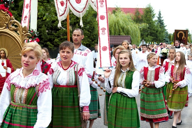 Nawiedzenie obrazu Matki Bożej Częstochowskiej  w Pniewie: pełne kurpiowskiej tradycji i żywej wiary  