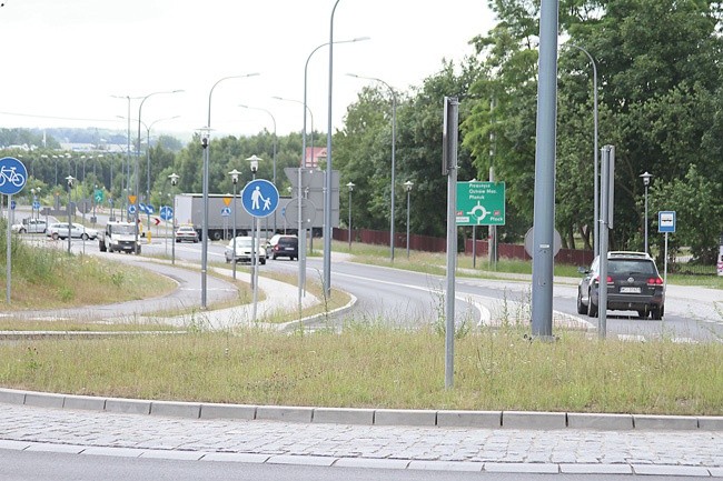 Nowe ronda i ulice na osiedlu Zachód. Tu niestety  obwodnica przecięła jedno z ciechanowskich osiedli