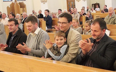  Mężczyźni św. Józefa razem z ojcami Domowego Kościoła przygotowali Dzień Taty w kęckiej parafii NSPJ