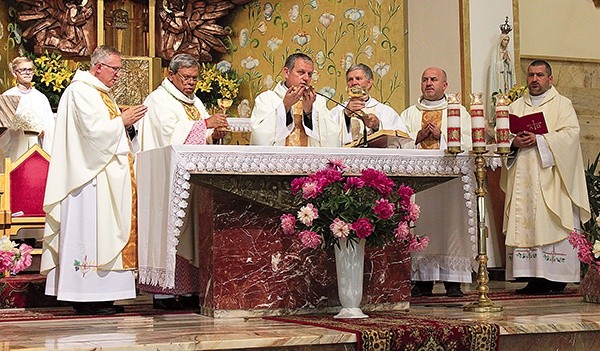 Goście ze Sri Lanki razem z duszpasterzami parafii na Złotych Łanach koncelebrowali uroczystą Mszę św. Bp Joseph Ponniah – drugi z lewej