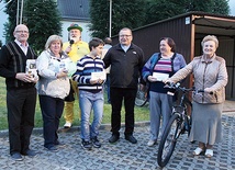 Szczęśliwi zwycięzcy parafialnego losowania nagród z ks. Jerzym Matogą i konferansjerem Janem Chmielem