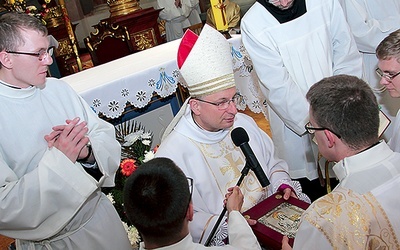 Biskup symbolicznie przekazał diakonom księgę Ewangelii na znak tego, że mają wiernie głosić słowo Boże