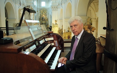 Wiktor Łyjak za organami w łowickiej bazylice katedralnej