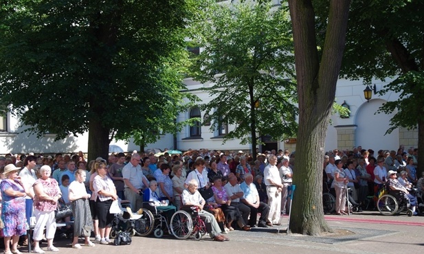 Trzeciego dnia plac sanktuaryjny wypełniły osoby chore i niepełnosprawne