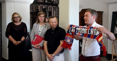 Od lewej: Aleksandra Biniszewska, Marzena Kozanecka-Zwierz, dyrektor Muzeum w Łowiczu, Piotr Marciniak i Marek Horbań