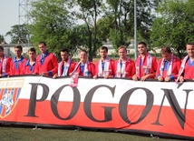 Zawodnicy Pogoni Lwów z klubową flagą - poadrunkiem od organizatorów