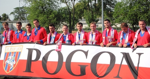 Zawodnicy Pogoni Lwów z klubową flagą - poadrunkiem od organizatorów