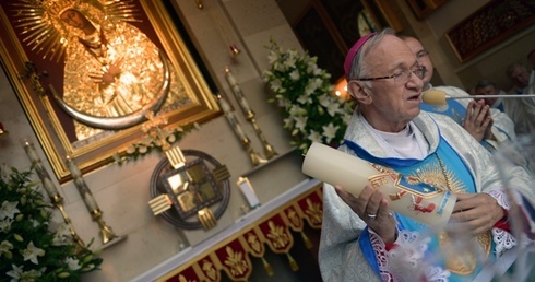 Abp Zygmunt Zimowski przekazał skarżyskiemu sanktuarium świecę - dar papieża Franciszka